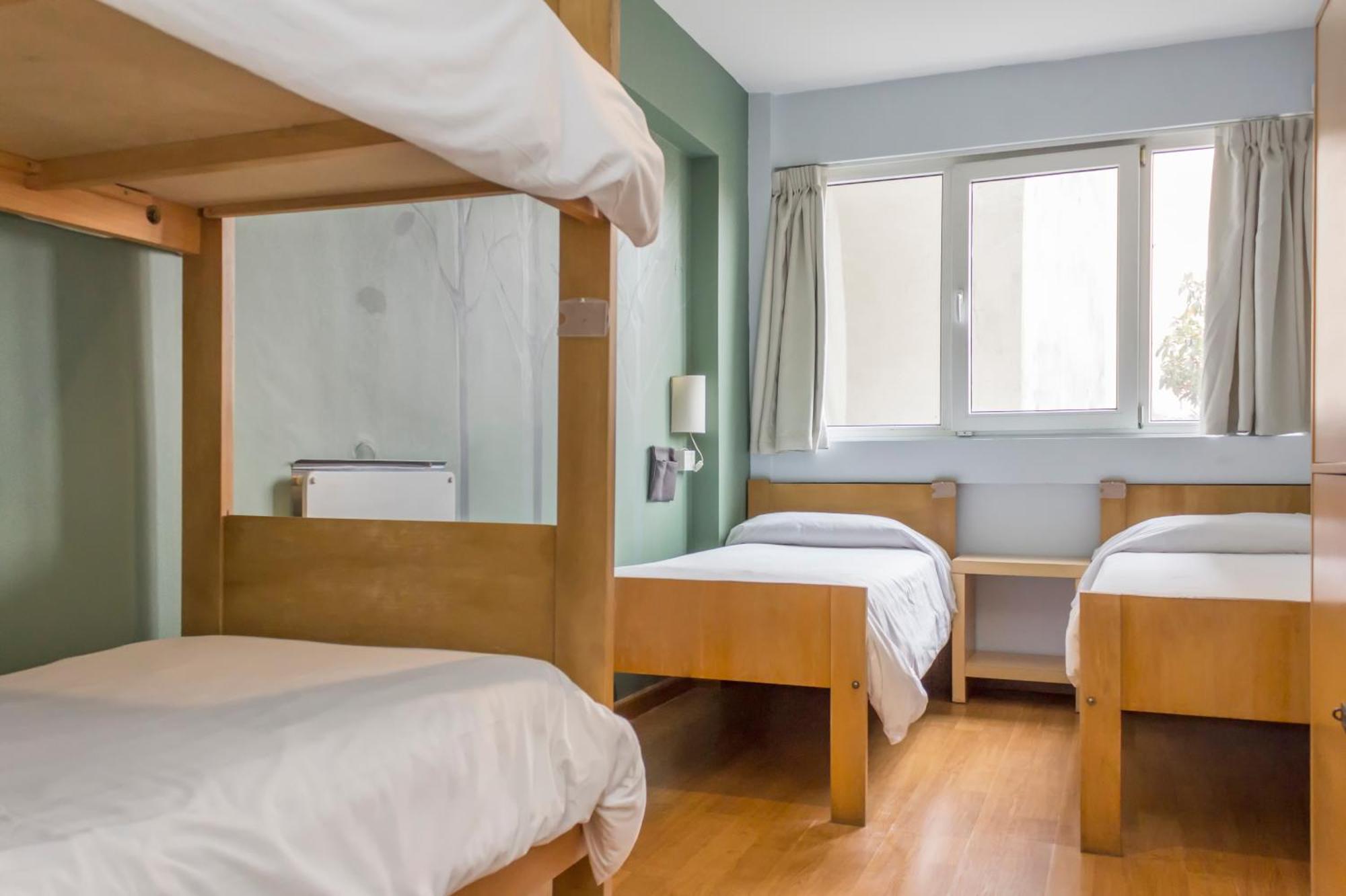 Cama en habitación femenina compartida de 4 camas